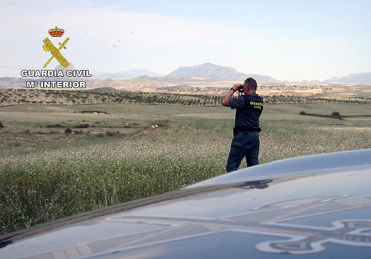 Un agente durante la investigación.