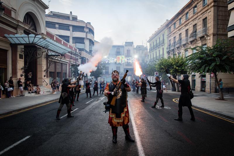 Los arcabuces anuncian la llegada de los bandos moro y cristiano