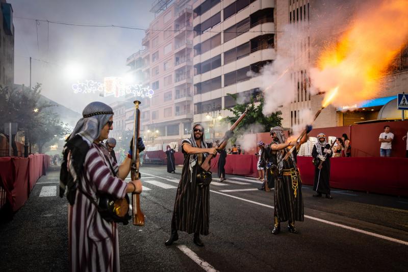 Los arcabuces anuncian la llegada de los bandos moro y cristiano