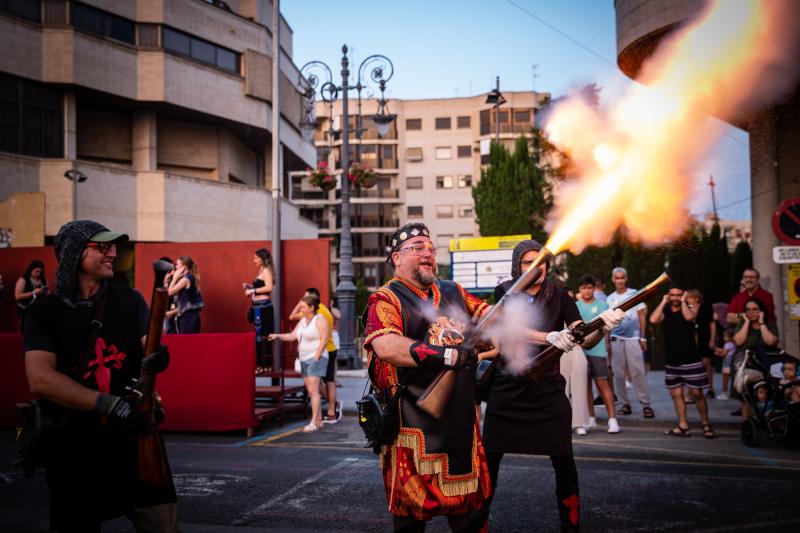 Los arcabuces anuncian la llegada de los bandos moro y cristiano