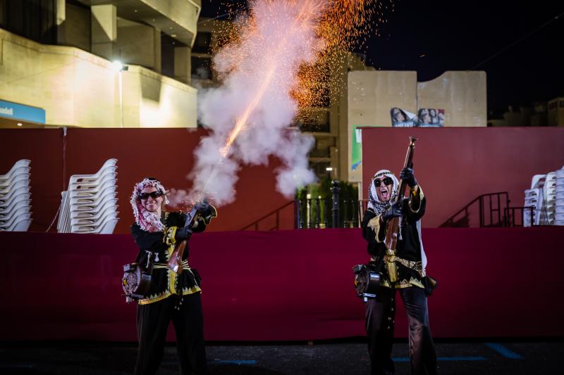 Los arcabuces anuncian la llegada de los bandos moro y cristiano