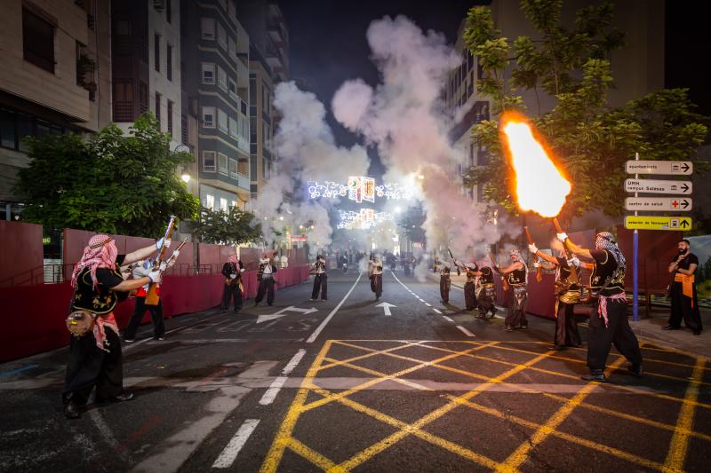 Los arcabuces anuncian la llegada de los bandos moro y cristiano