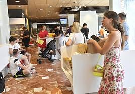 Colas de 40 minutos en la oficina de Correos de la Circular de Murcia.