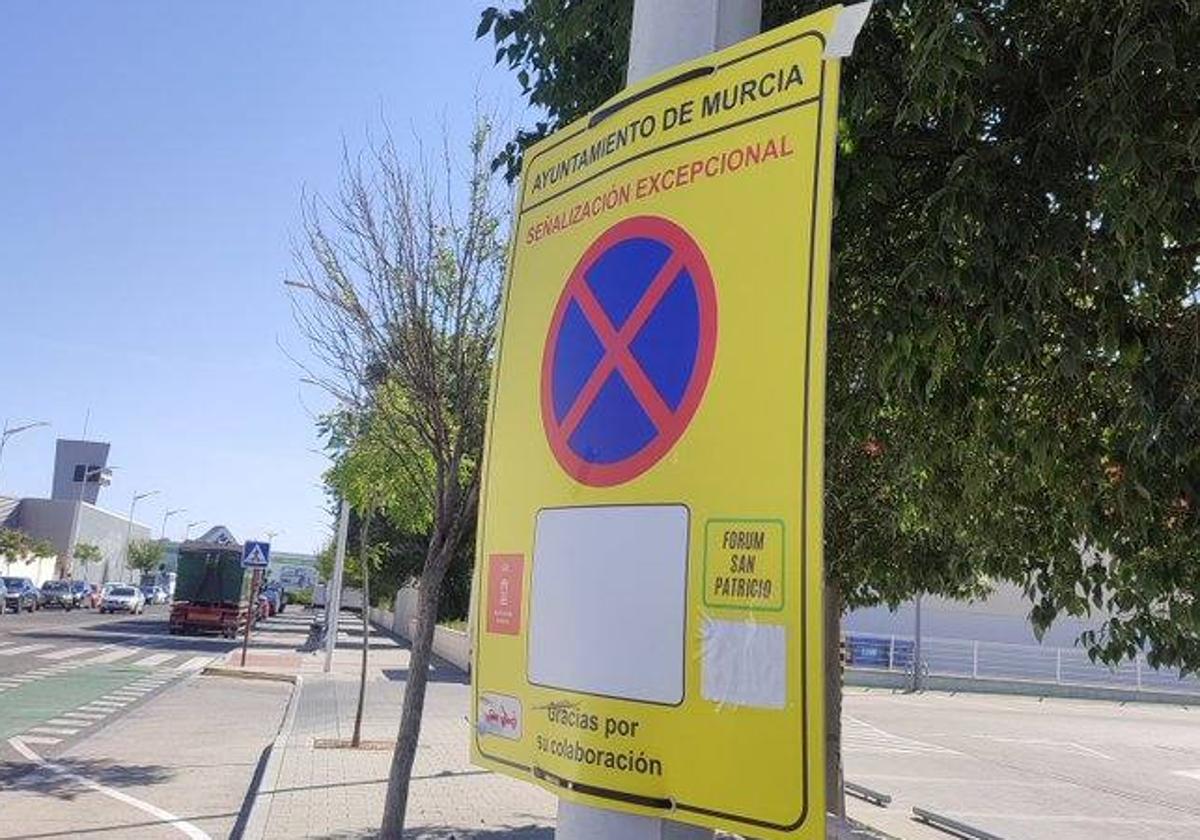 Un cartel del Ayuntamiento de Murcia colocado en una calle de Albacete.