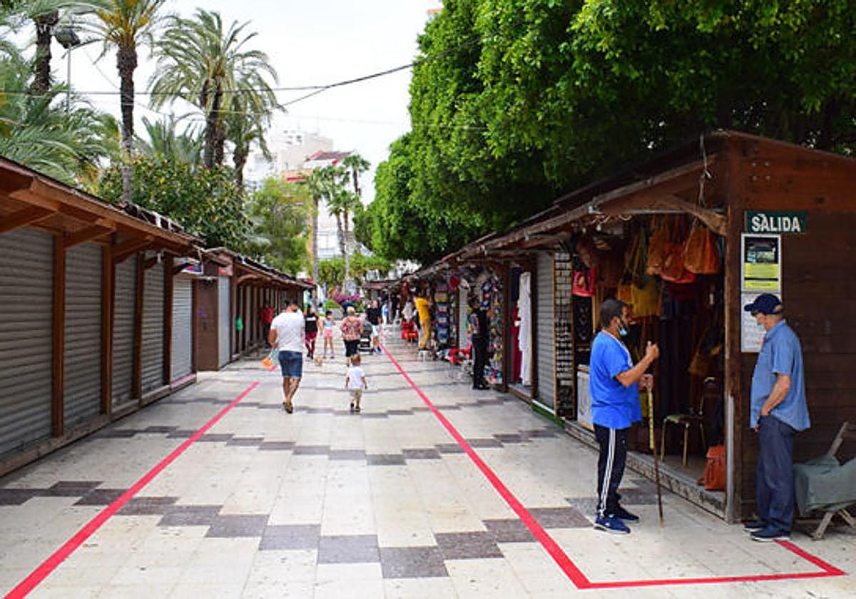 Entrada al mercadillo de los 'hippies' desde el monumento al Hombre del Mar.