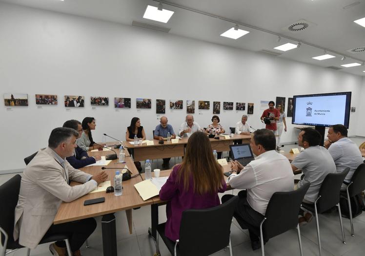 Reunión con expertos y autoridades sobre los trabajos de restauración del yacimiento de San Esteban, este martes.