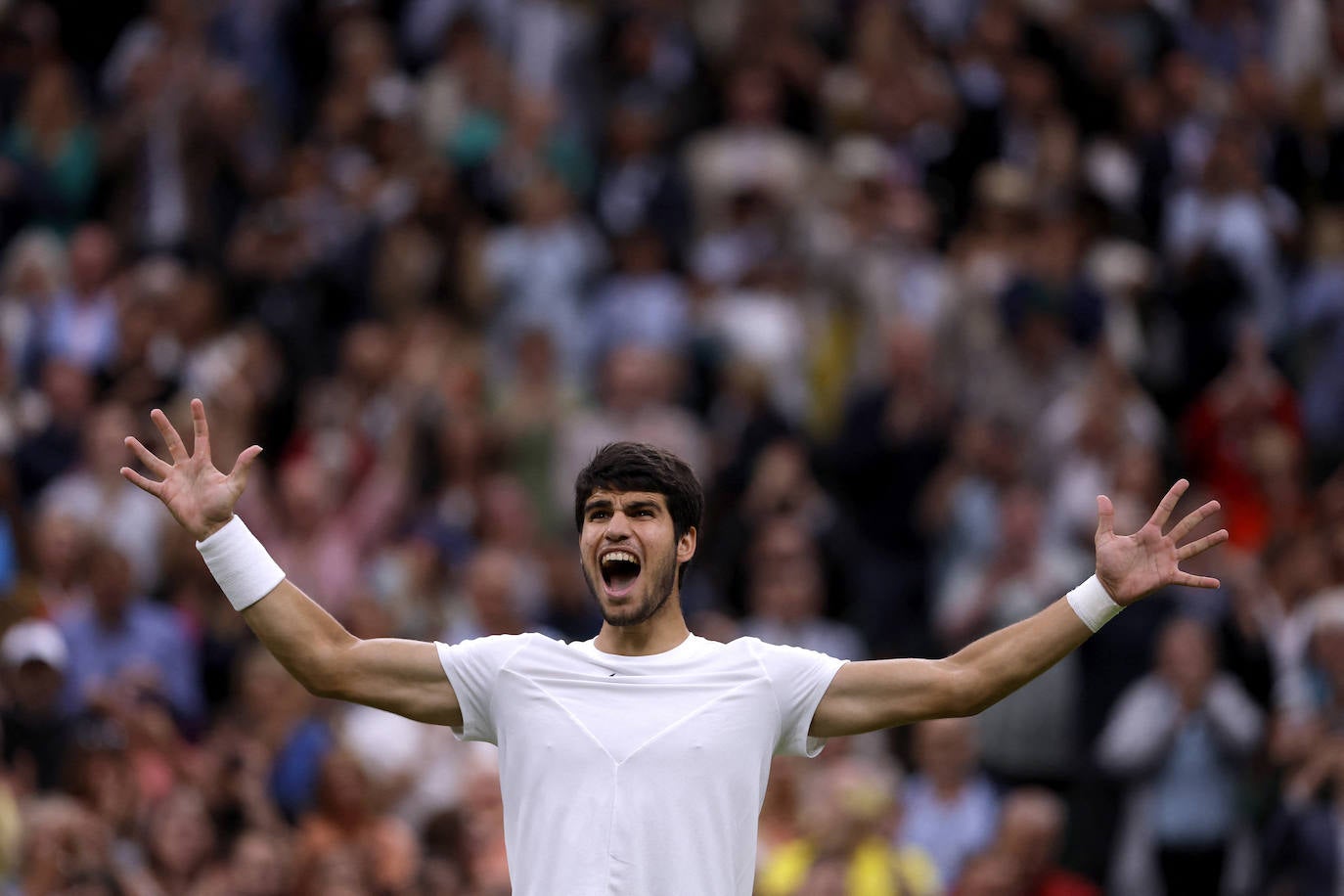 Alcaraz se da un festín y jugará su primera final de Wimbledon