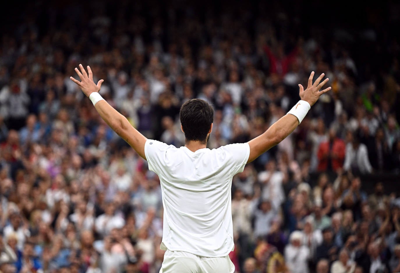 Alcaraz se da un festín y jugará su primera final de Wimbledon