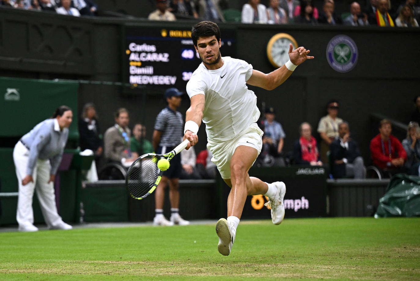 Alcaraz se da un festín y jugará su primera final de Wimbledon