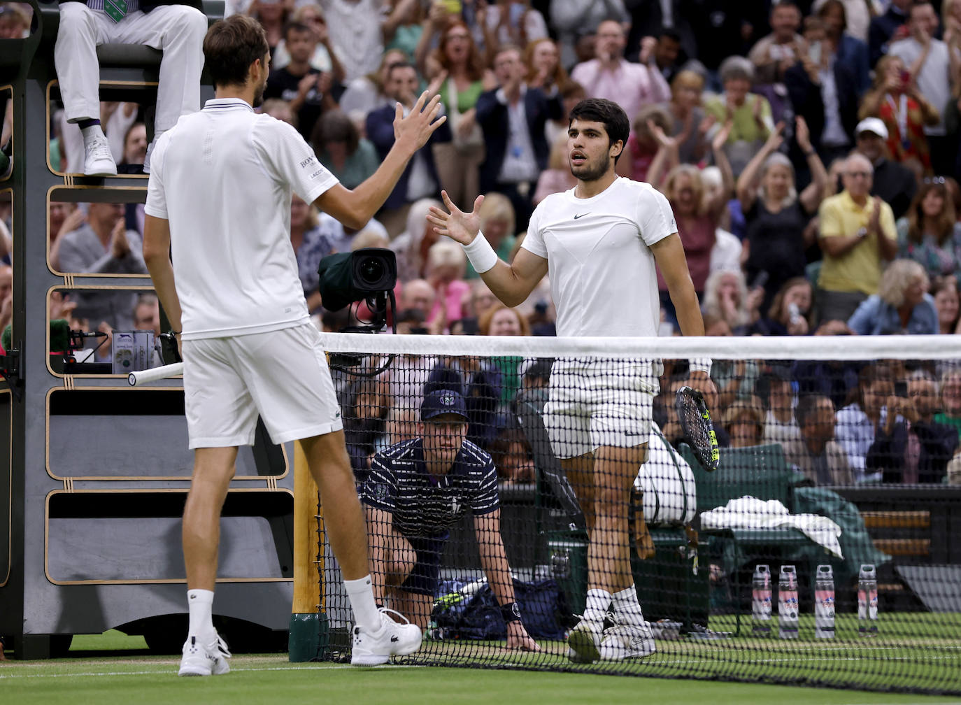 Alcaraz se da un festín y jugará su primera final de Wimbledon