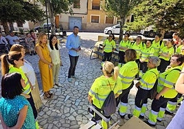 José Francisco García y Marisa López, durante una visita a las alumnas-trabajadoras que limpian el casco histórico y las zonas turísticas.