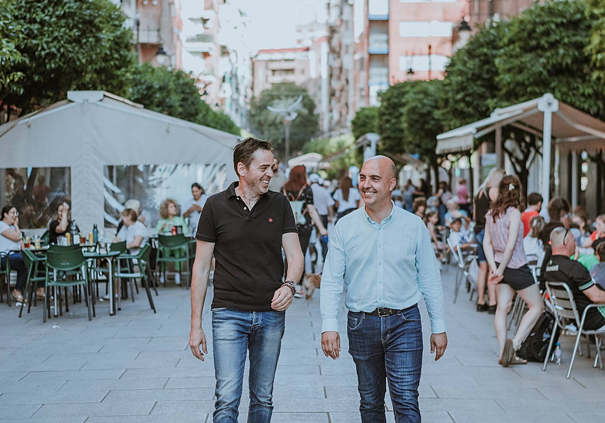 Alberto Vicente, a la izquierda del exalcalde Eliseo García, durante la precampaña de los comicios del pasado mes de mayo.
