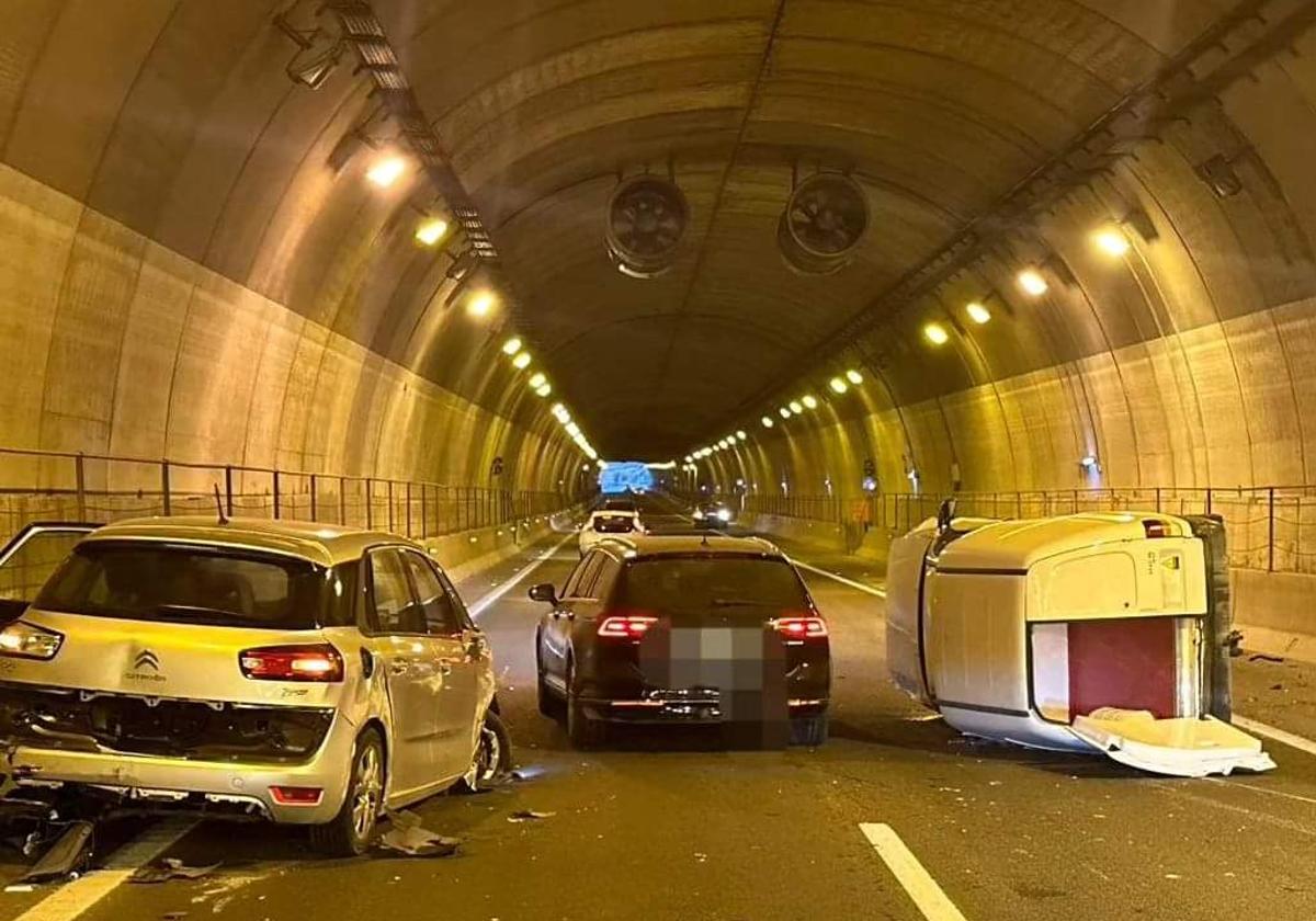 Los tres vehículos, tras el accidente dentro del túnel.