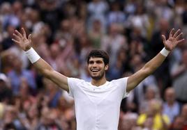 Carlos Alcaraz celebra el pase a su primera final de Wimbledon.