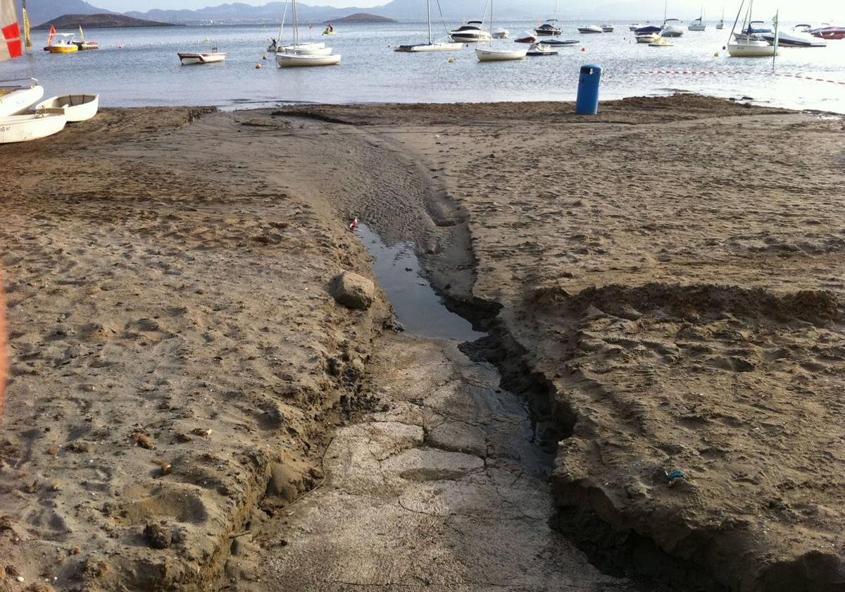 Vertido de aguas fecales al Mar Menor en una imagen de archivo.