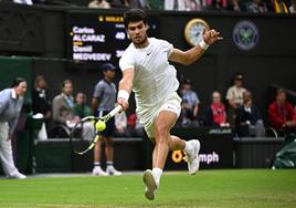 Carlos Alcaraz en su partido de semifinales ante el ruso Daniil Medvedev.