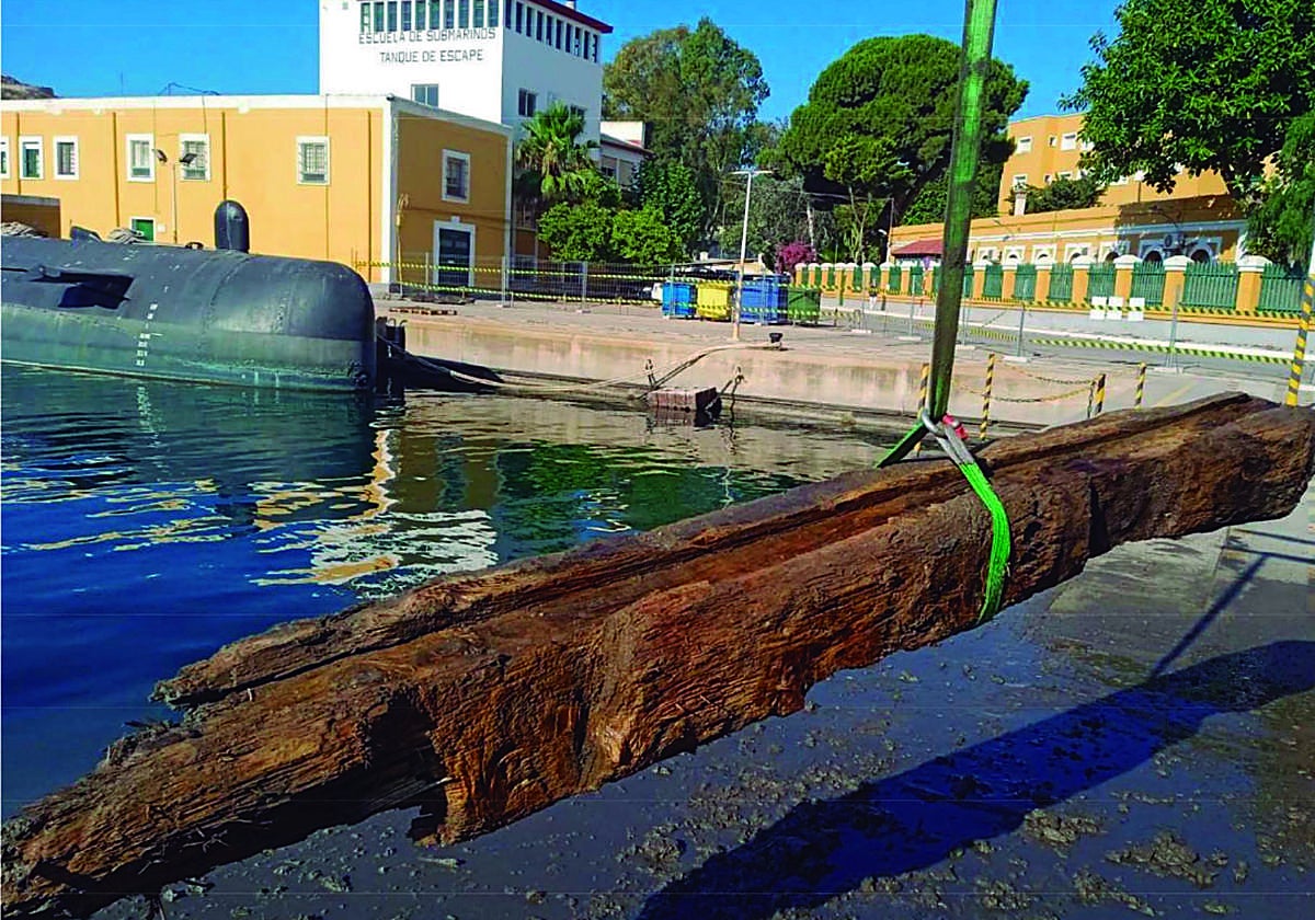 Transporte de maderas del antiguo carenero del Arsenal para su limpieza y conservación.