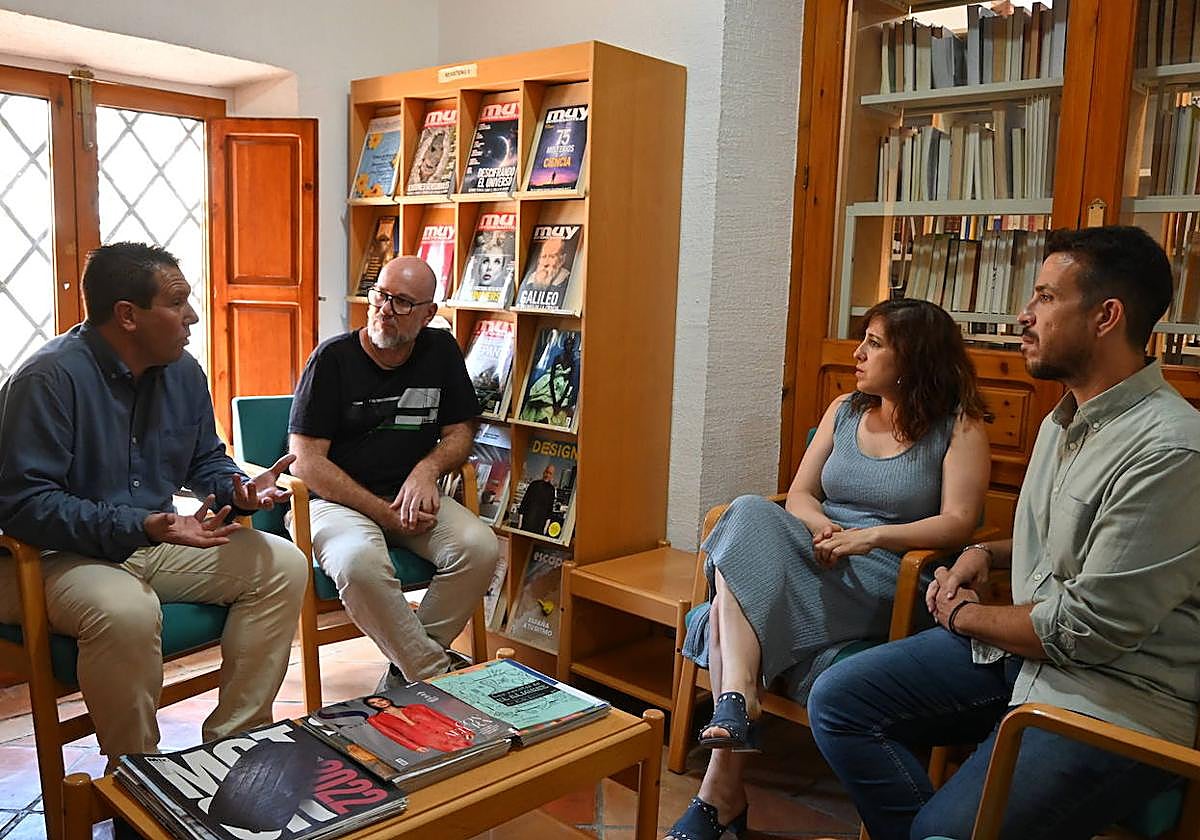El alcalde de Mula, Juan Jesús Moreno, y el concejal de Cultura, Diego Boluda junto a los trabajadores de la Biblioteca Municipal de Mula.