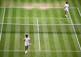 Carlos Alcaraz celebra en la final de Wimbledon ante Djokovic, a quien ya supera en casi 1.000 puntos en el 'ranking' ATP.