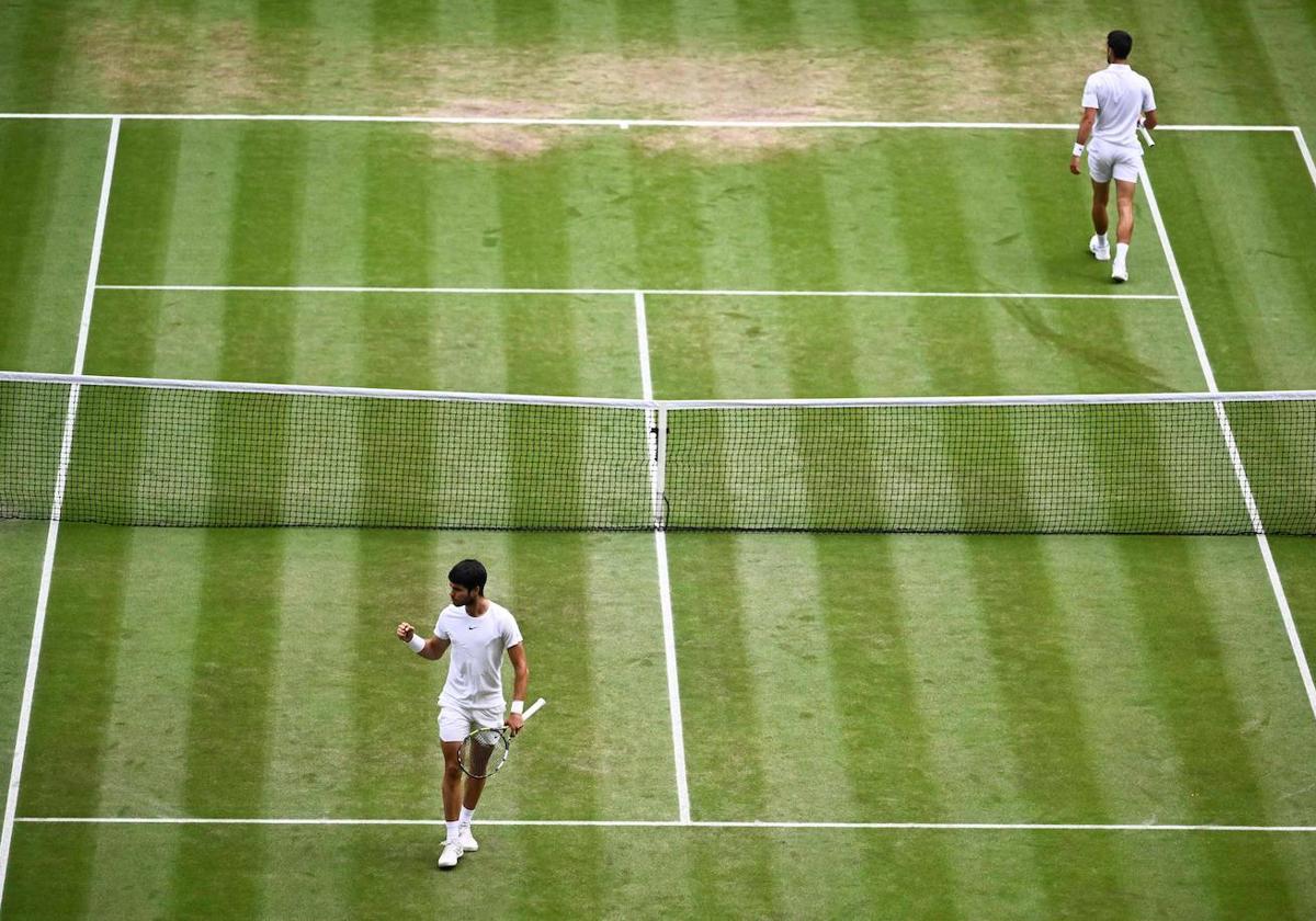 Carlos Alcaraz celebra en la final de Wimbledon ante Djokovic, a quien ya supera en casi 1.000 puntos en el 'ranking' ATP.