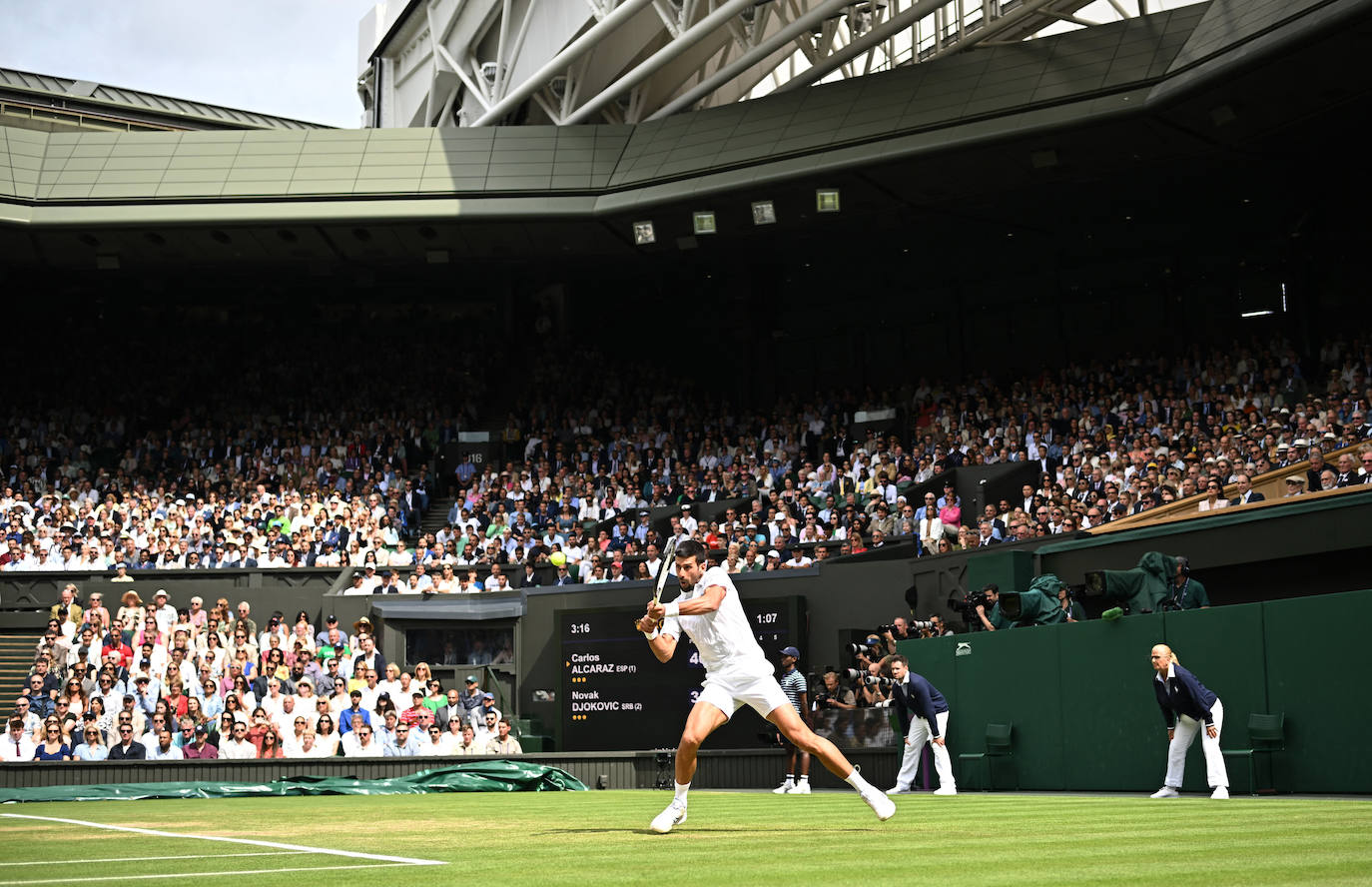 La final de Wimbledon entre Carlos Alcaraz y Novak Djokovic, en imágenes