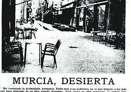 Desbandada. La calle Trapería, en una fotografía de López, desierta cuando apretaba la calor.