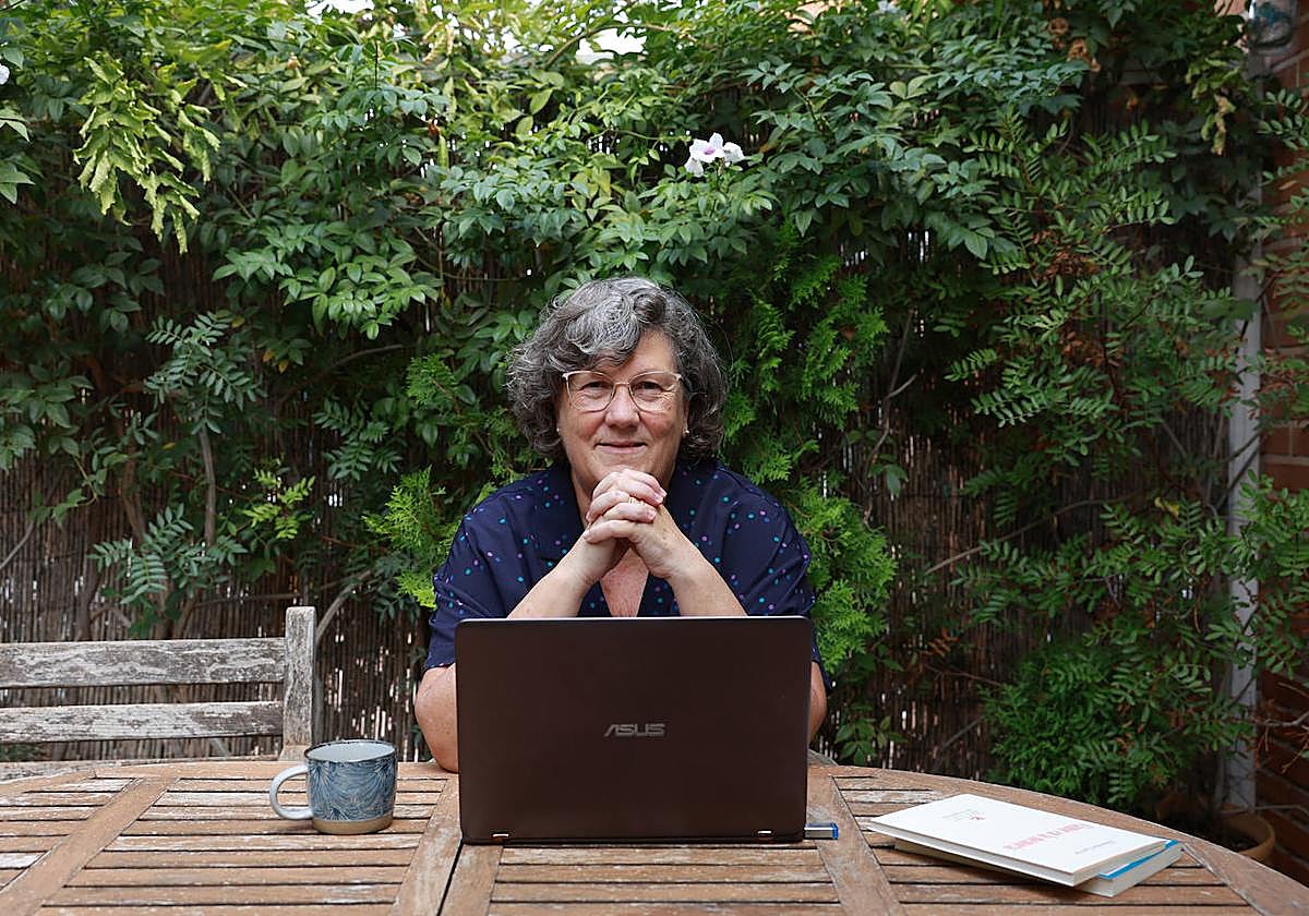 Concepción Marcos Diego, en el jardín de su casa en Santo Ángel (Murcia).