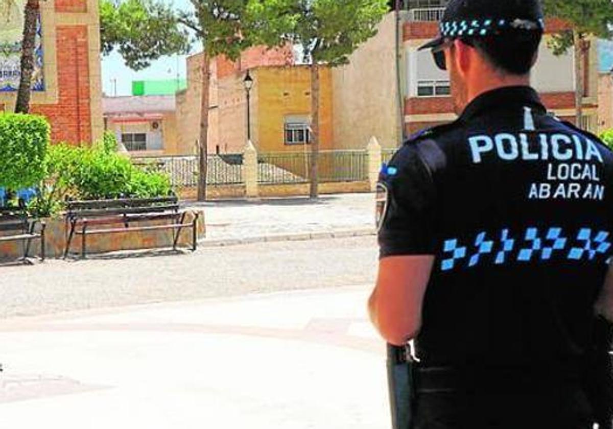 Un conductor pierde el control y se empotra contra un supermercado de Abarán