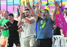 Vecinos de El Palmar celebran la victoria de Carlos Alcaraz.