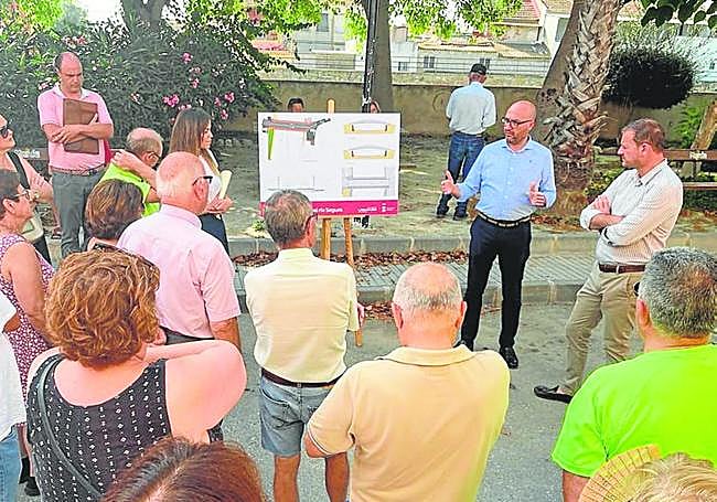 Reunión con los vecinos de los representantes municipales.
