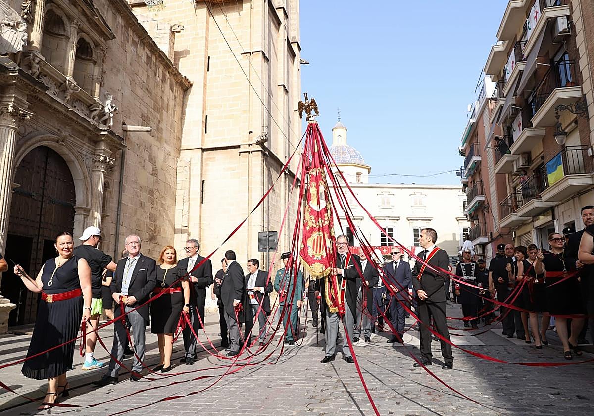 El Síndico Portador, Baldomero Giménez, abre paso al Oriol escoltado por el equipo de gobierno municipal.