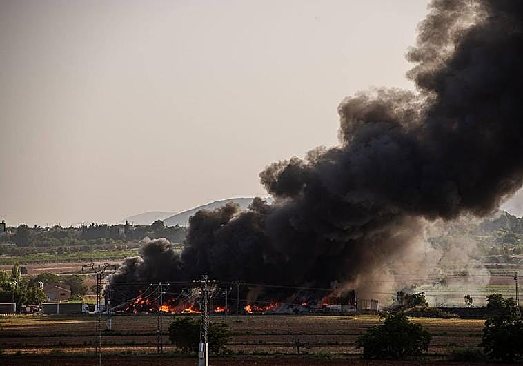 El fuego devora una fábrica de corcho en Caravaca.