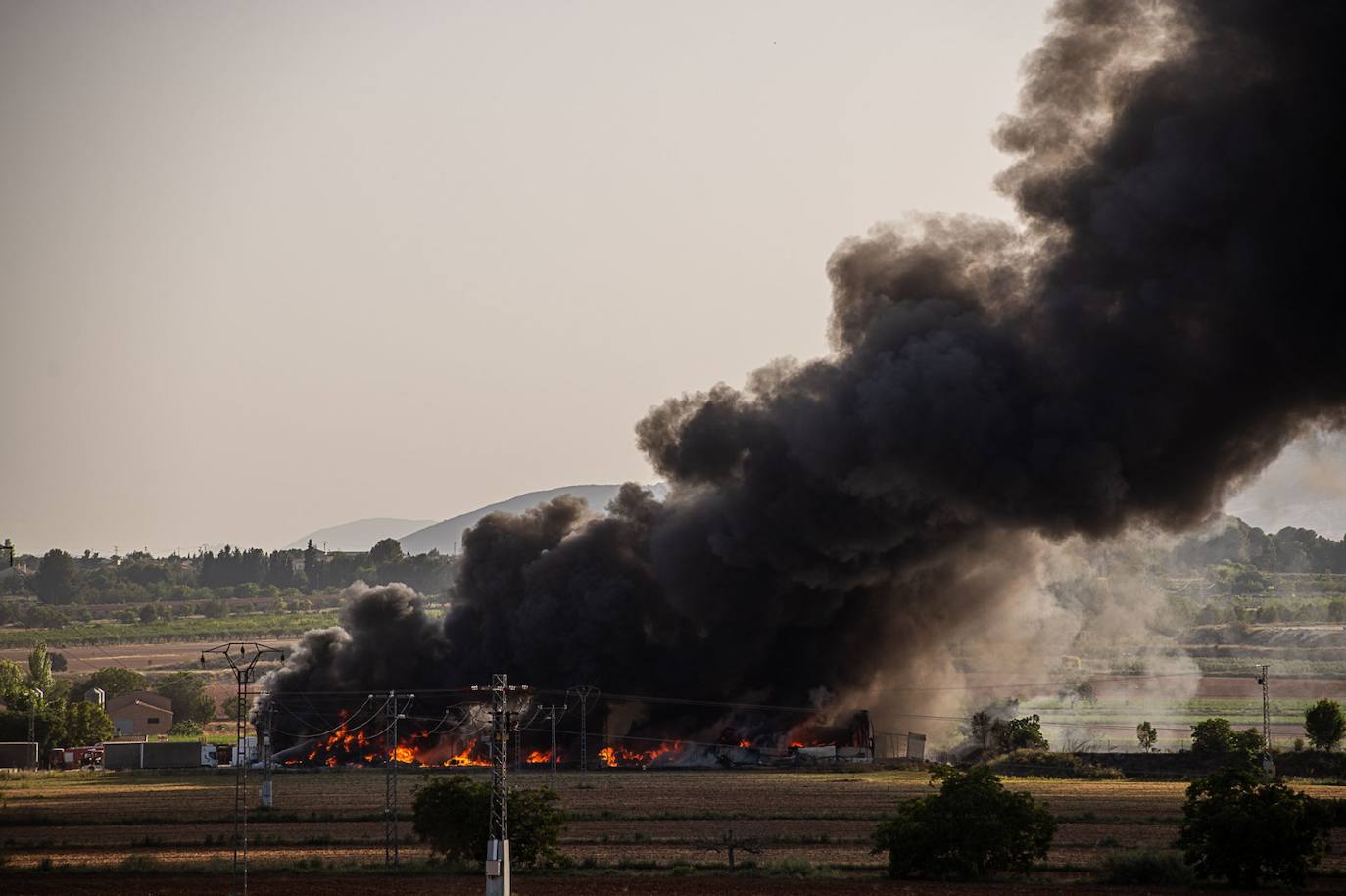 Aparatoso incendio en una empresa de reciclaje de plástico en Caravaca