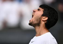 Carlos Alcaraz celebra su victoria ante Novak Djokovic en la final de Wimbledon.