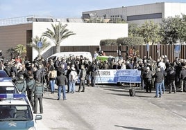 Protesta de los regantes en la desaladora de Torrevieja, en 2017, para denunciar su infrautilización en aquel momento.