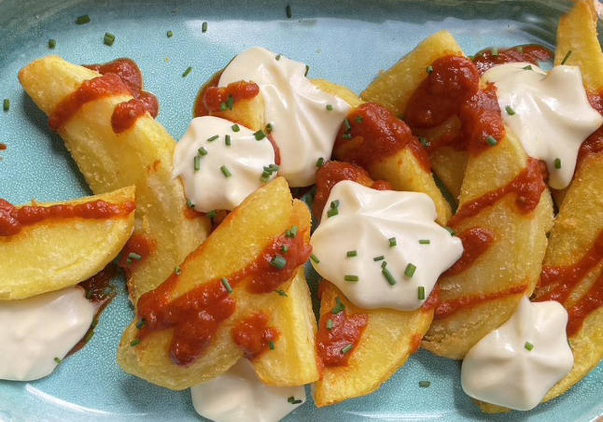 Patatas bravas a las dos salsas.