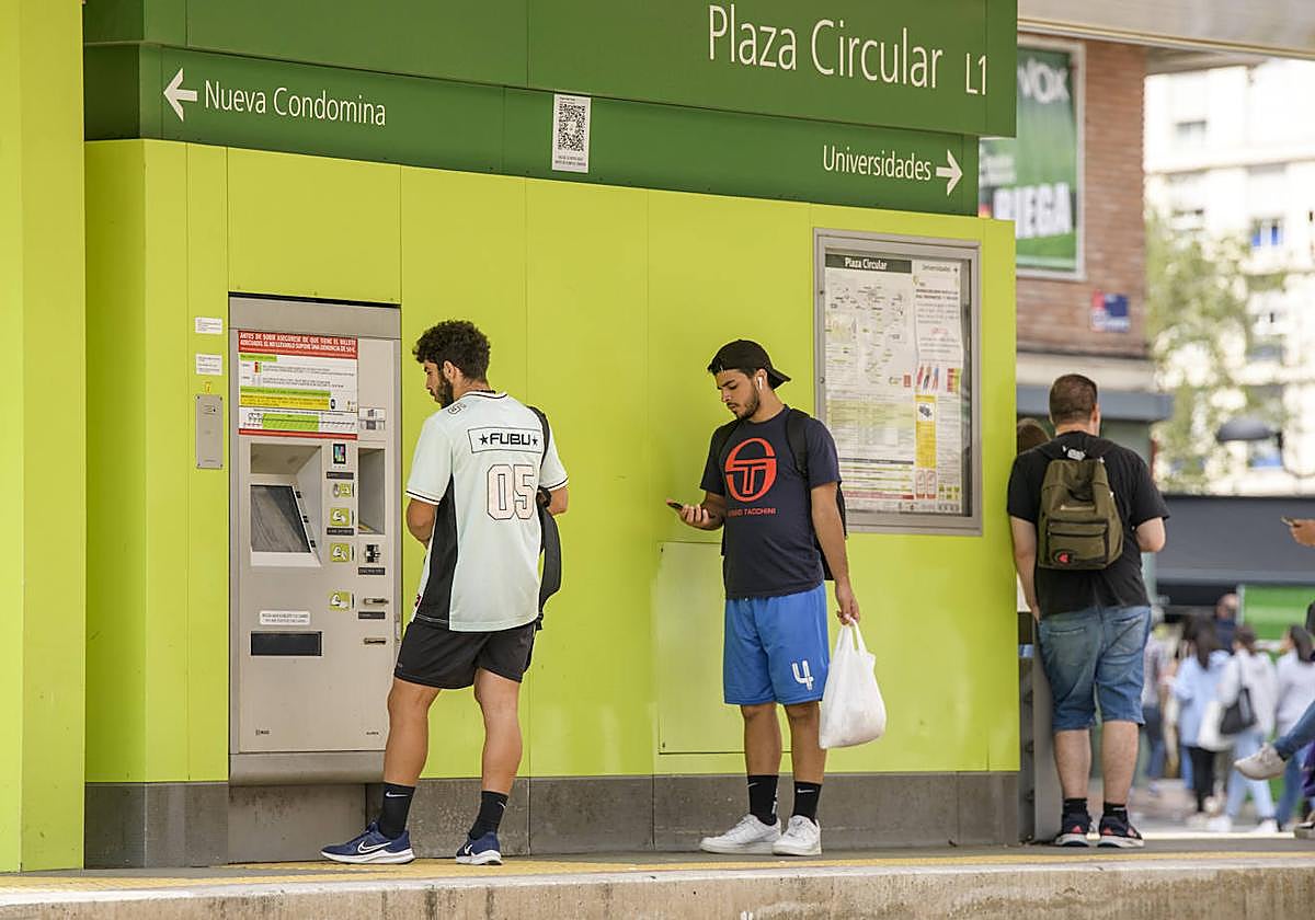 Usuarios del tranvía sacan tiquets, en imagen de archivo.