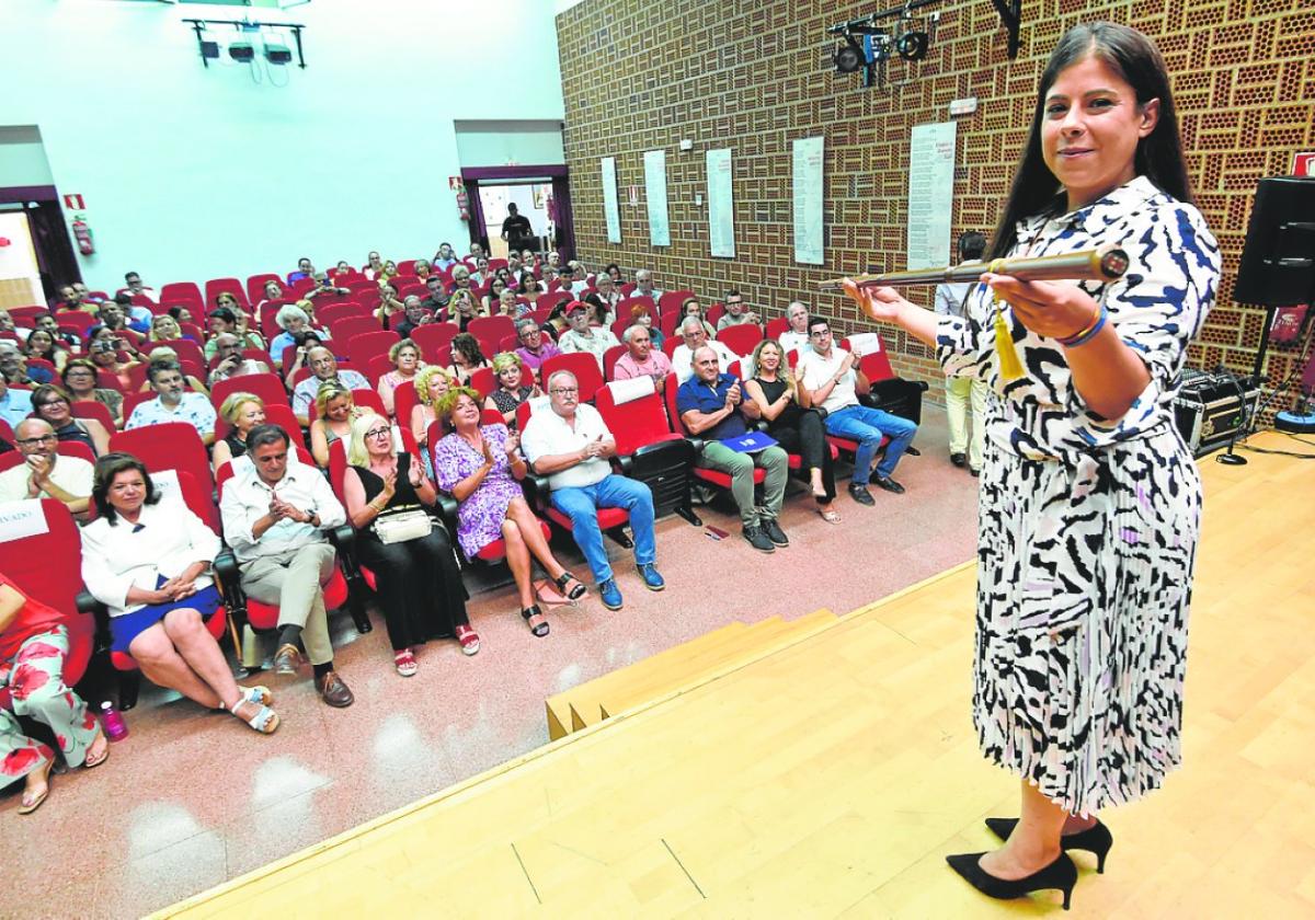 Marta Cano, pedánea de Puente Tocinos, recibe el aplauso del exalcalde Serrano y otros asistentes.