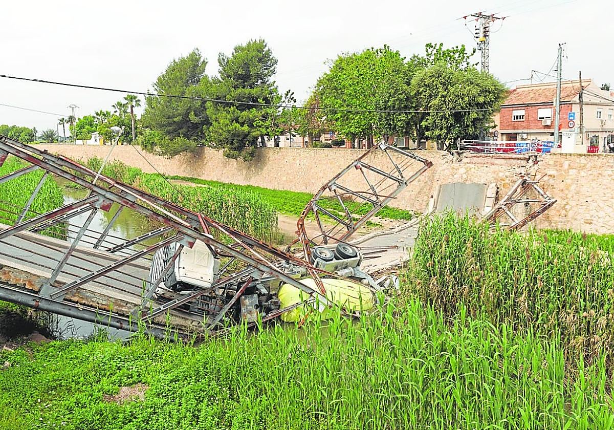 Estado en el que quedó el puente de El Raal, tras venirse abajo hace más de dos años al paso de un camión hormigonera.