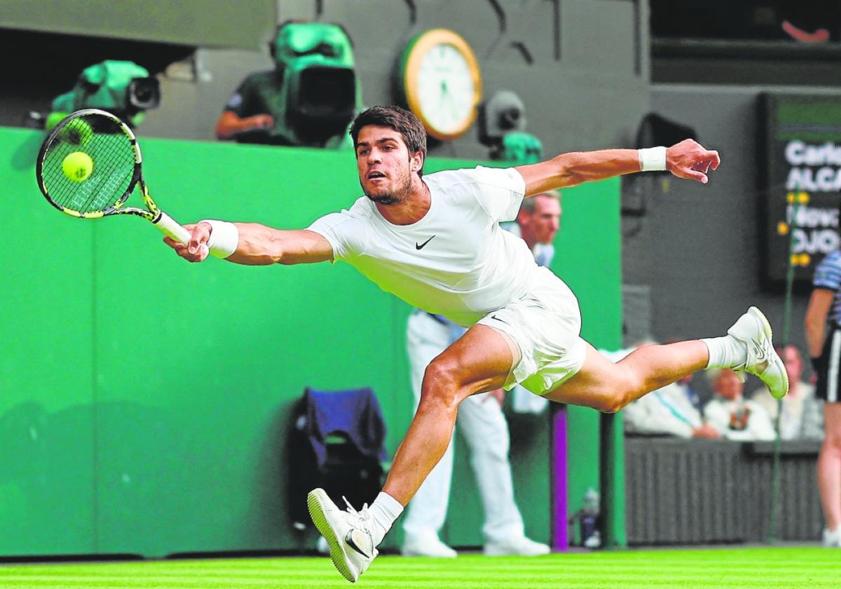 El jugador murciano llega a una bola esquinada lanzada por Djokovic, el pasado domingo.