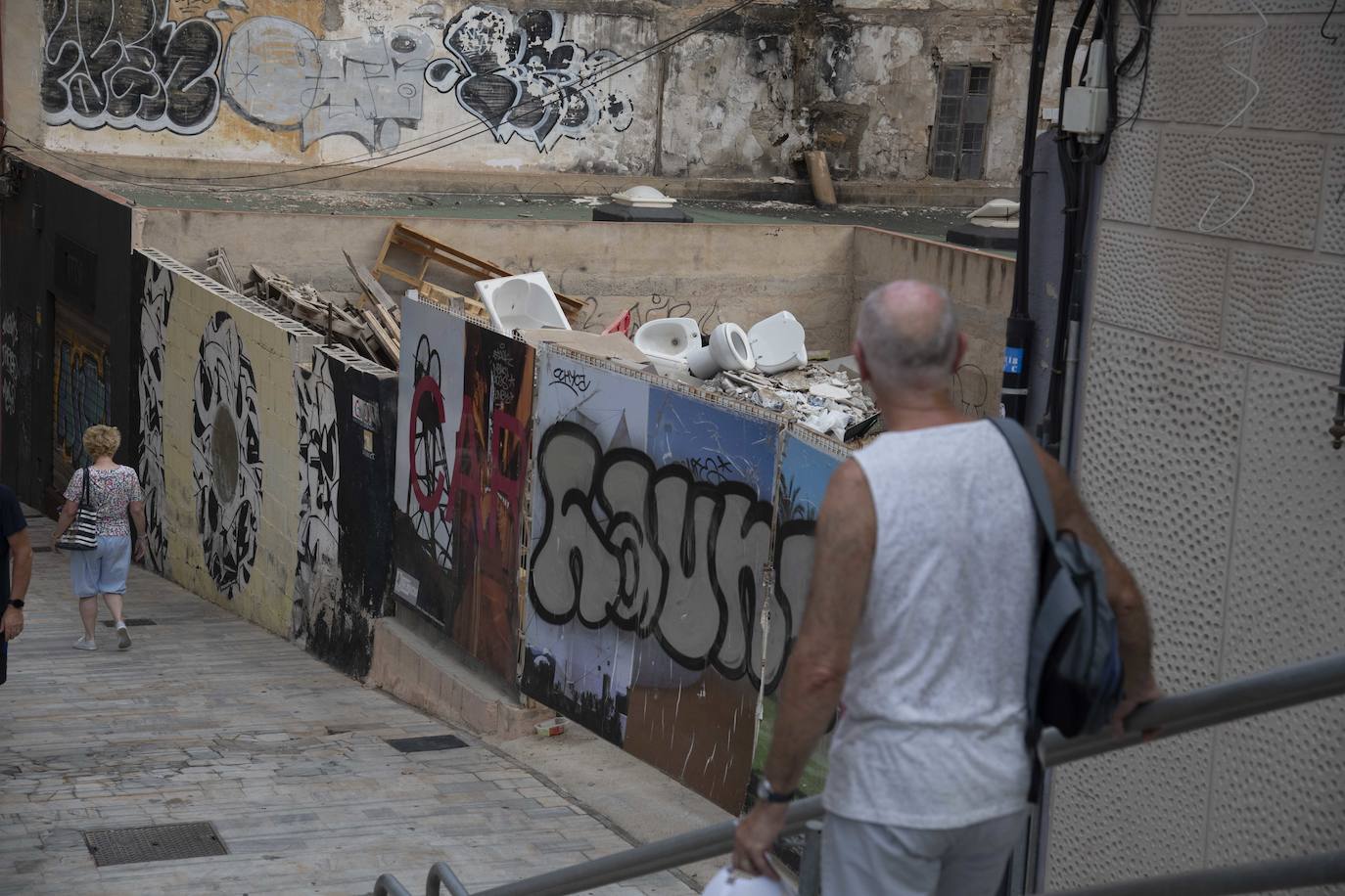Vecinos del centro de Cartagena alertan de la suciedad en calles muy turísticas