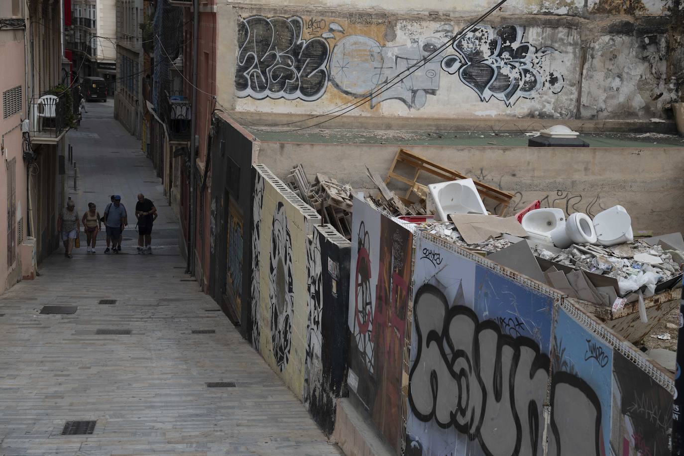Vecinos del centro de Cartagena alertan de la suciedad en calles muy turísticas