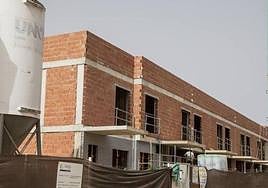 Un edificio en construcción en Cartagena, en una imagen de archivo.