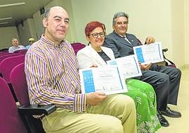 Juan José Blanco, María de la Luz Otón y Alfonso Catalán, con el diploma por ejercer de oficio 20 años.