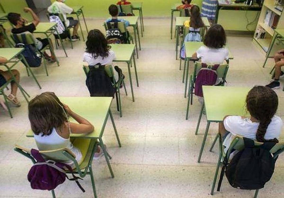 Alumnos en un aula del colegio Saavedra Fajardo, en una fotografía de archivo.