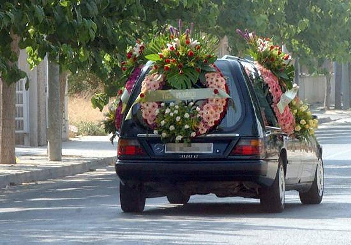 Imagen de archivo de un coche fúnebre transportando un féretro al cementerio.