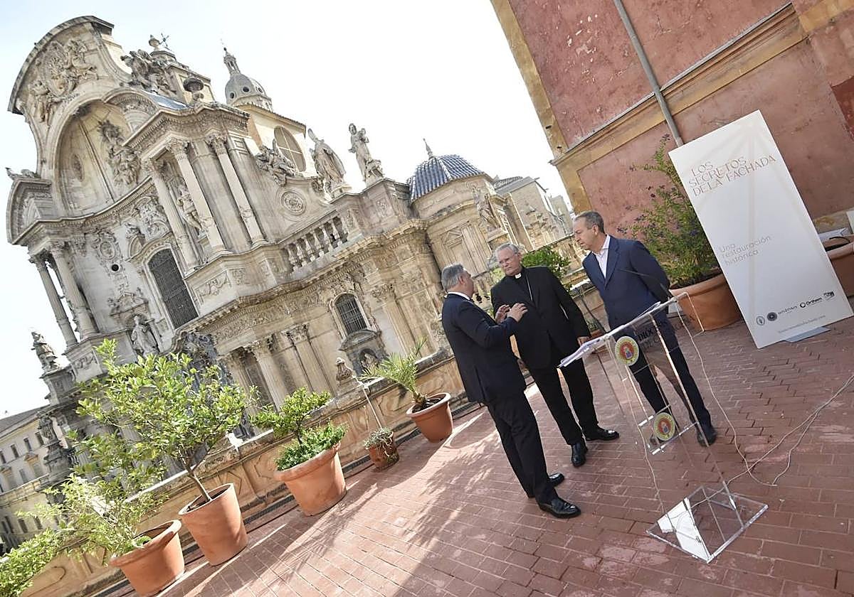 Presentación de los trabajos de restauración del imafronte de la Catedral de Murcia, este miércoles.