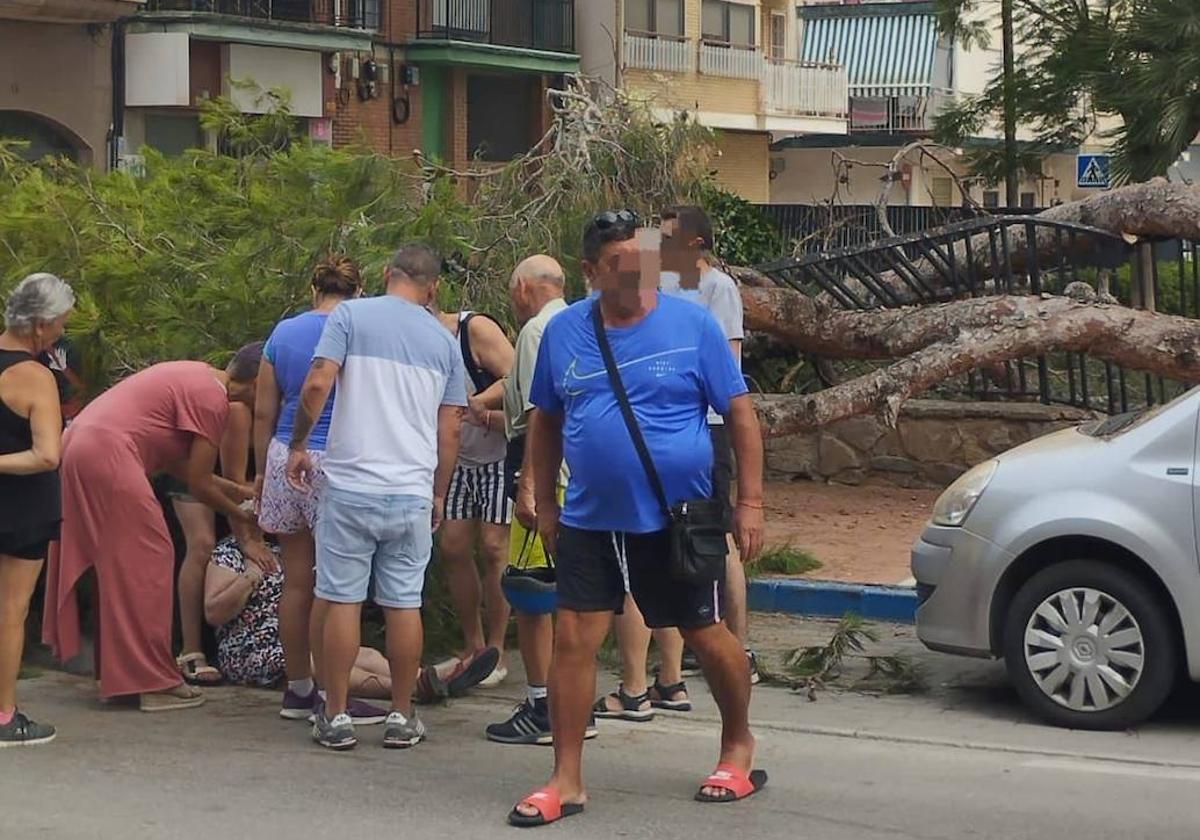 Una de las mujeres heridas es atendida por los viandantes.