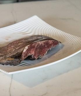 Imagen secundaria 2 - El emplatado de una de las elaboraciones; atún y bacoreta cogen sabor y el corte de una de las piezas. 