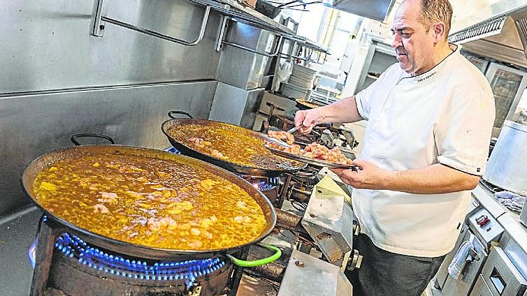 El arroz y marisco y el caldero mantienen el tipo ante la incursión de 'tuneados'